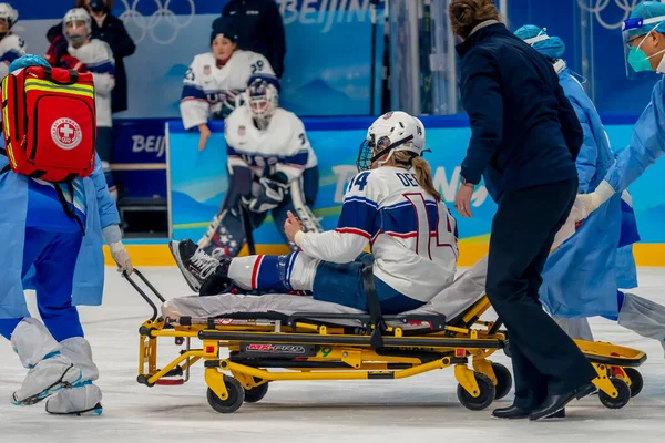 Team Usa Forward Breanna Decker Lesiona Durante Partido Contra Finlandia — Foto de Stock