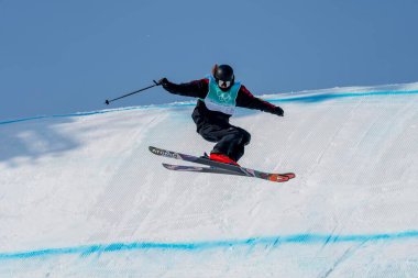 Javier LLISO, (İspanya) 2022 Pekin Kış Olimpiyatları sırasında Çin 'in Pekin kentindeki Big Air Shougang' da BeIJING 2022 'de serbest stil kayak erkekler kategorisinde yarışıyor..