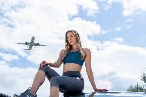 Uma Bela Modelo Loira Desfruta Dia Verão Enquanto Avião Comercial — Fotografia de Stock