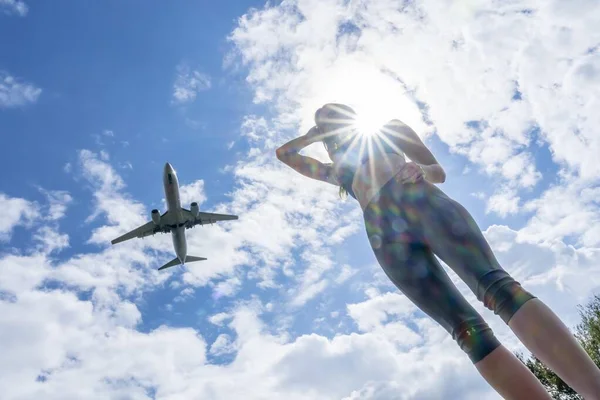 Uma Bela Modelo Loira Desfruta Dia Verão Enquanto Avião Comercial — Fotografia de Stock