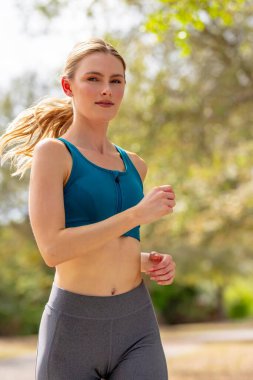 Güzel bir sarışın manken antrenmana hazırlanırken yaz gününün tadını çıkarır. 