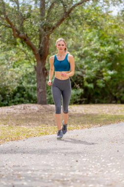 Güzel bir sarışın manken antrenmana hazırlanırken yaz gününün tadını çıkarır. 