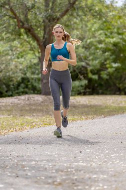 Güzel bir sarışın manken antrenmana hazırlanırken yaz gününün tadını çıkarır. 