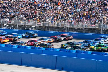 RWR pozisyon almak için Fontana, CA 'daki Oto Kulübü Pistinde Bilge Güç 400 yarışına giriyor..