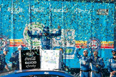 Kyle Larson Fontana 'daki Oto Kulübü Speedway' de Bilge Güç 400 'ü kazandı..