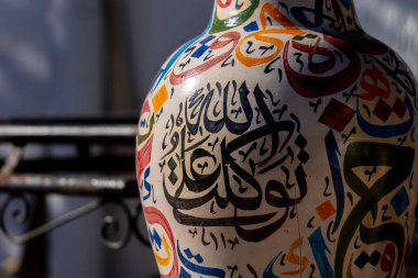 Fas 'ın el yapımı fayans mozaikleri ve el yapımı seramik geleneği Fes, Fas, Afrika' da üretiliyor.