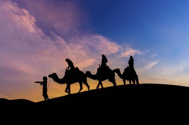 Üç yolcu ve idarecileri Fas 'taki Sahra Çölü' ne seyahat ediyorlar.