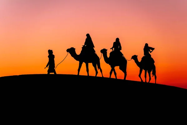 Троє Пасажирів Їхній Куратор Подорожують Пустелі Сахара Марокко — стокове фото