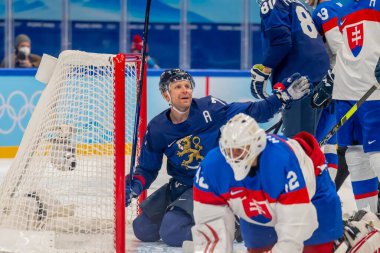 10 Şubat 2022 - Pekin, Hebei, CHN: Leo KAMAROV (FIN) Pekin, Hebei, Çin 'deki 2022 Kış Olimpiyatları sırasında Ulusal Salon Stadyumu' nda oynanan buz hokeyi maçında Slovakya 'ya karşı oynadı. Finlandiya maçı 6-2 kazandı.