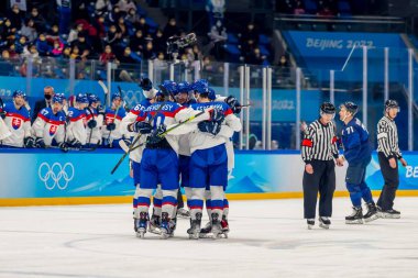 10 Şubat 2022 - Pekin, Hebei, CHN: Finlandiya ve Slovakya Pekin, Hebei, Çin 'de düzenlenen 2022 Kış Olimpiyatları sırasında Ulusal Salon Buz Hokeyi Maçı' nda mücadele etti.
