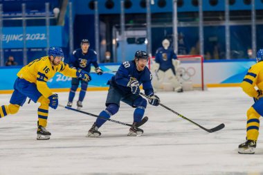 13 Şubat 2022 - Pekin, Hebei, CHN: Markus GRANLUND (FIN), Pekin, Hebei, Çin 'deki 2022 Kış Olimpiyatları' nda Pekin Ulusal Salon Stadyumu 'nda oynanan ön eleme turunda İsveç' e karşı oynadı. Finlandiya uzatmalarda 4-3 kazanıyor.  