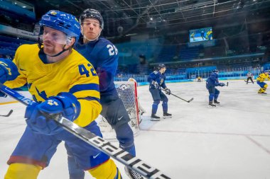 13 Şubat 2022 - Pekin, Hebei, CHN: Joonas NATTiNEN (FIN), Pekin, Hebei, Çin 'deki 2022 Kış Olimpiyatları' nda Pekin Ulusal Salon Stadyumu 'nda oynanan ön eleme maçında İsveç' e karşı oynadı. Finlandiya uzatmalarda 4-3 kazanıyor.  