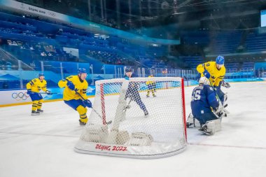 13 Şubat 2022 - Pekin, Hebei, CHN: Jussi OLKINUORA (FIN), Pekin, Hebei, Çin 'deki Pekin 2022 Kış Olimpiyatları' ndaki Ulusal Salon Stadyumu 'nda oynanan Mens ön eleme turunda İsveç' e karşı oynadı. Finlandiya uzatmalarda 4-3 kazanıyor.  