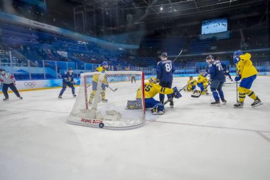 13 Şubat 2022 - Pekin, Hebei, CHN: Magnus HELLBERG (SWE), Pekin 2022 Kış Olimpiyatları 'nda Pekin Ulusal Salon Stadyumu' nda oynanan ön eleme turunda Finlandiya 'ya karşı oynadı. Finlandiya uzatmalarda 4-3 kazanıyor.  