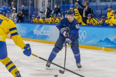 13 Şubat 2022 - Pekin, Hebei, CHN: Sakari MANNINEN (FIN), Pekin, Hebei, Çin 'deki 2022 Kış Olimpiyatları' nda Pekin Ulusal Salon Stadyumu 'nda oynanan ön eleme maçında İsveç' e karşı oynadı. Finlandiya uzatmalarda 4-3 kazanıyor.  