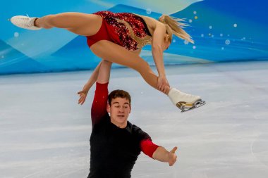 Brandon Frazier ve Alexa KNIERIM (ABD), Pekin, Hebei, Çin 'de düzenlenen 2022 Pekin Kış Olimpiyatları sırasında Capital Indoor Stadyumu' nda düzenlenen kısa patinaj yarışmasında performans sergilediler..