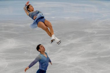 Yang JIN ve Cheng PENG (CHN), Çin 'in başkenti Pekin' de düzenlenen 2022 Pekin Kış Olimpiyatları sırasında Capital Indoor Stadyumu 'nda düzenlenen kısa patinaj yarışmasında performans sergilediler..