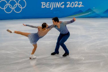 Yang JIN ve Cheng PENG (CHN), Çin 'in başkenti Pekin' de düzenlenen 2022 Pekin Kış Olimpiyatları sırasında Capital Indoor Stadyumu 'nda düzenlenen kısa patinaj yarışmasında performans sergilediler..
