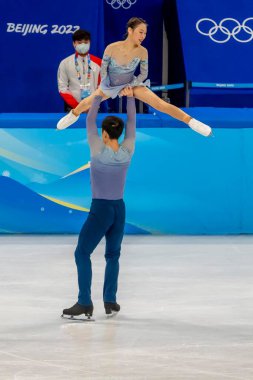 Yang JIN ve Cheng PENG (CHN), Çin 'in başkenti Pekin' de düzenlenen 2022 Pekin Kış Olimpiyatları sırasında Capital Indoor Stadyumu 'nda düzenlenen kısa patinaj yarışmasında performans sergilediler..