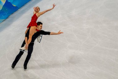 Filippo AMBROSINI ve Rebecca GHILARDI (ITA), 2022 Pekin, Hebei, Çin 'de düzenlenen Pekin Kış Olimpiyatları sırasında Capital Indoor Stadyumu' nda düzenlenen Çift Artistik Patinaj Kısa Program yarışmasında performans sergilediler..
