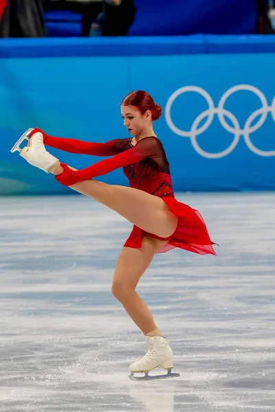 在中国河北省北京2022年冬季奥运会期间 Alexandra Trusova Roc 参加了在首都体育馆举行的女子花样滑冰短跑比赛 — 图库照片
