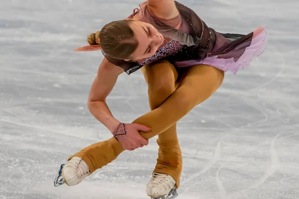 在2022年北京冬奥会期间 Alexandra Feigin Bul 参加了在首都体育馆举行的女子花样滑冰短跑比赛 — 图库照片