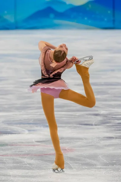 在2022年北京冬奥会期间 Alexandra Feigin Bul 参加了在首都体育馆举行的女子花样滑冰短跑比赛 — 图库照片
