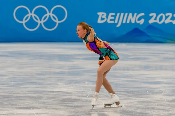 Eva Lotta Kiibus Est 河北省北京で開催された2022年北京冬季オリンピック期間中に首都屋内競技場で開催された女性フィギュアスケートシングルショートプログラムの競技会でパフォーマンスを行います — ストック写真