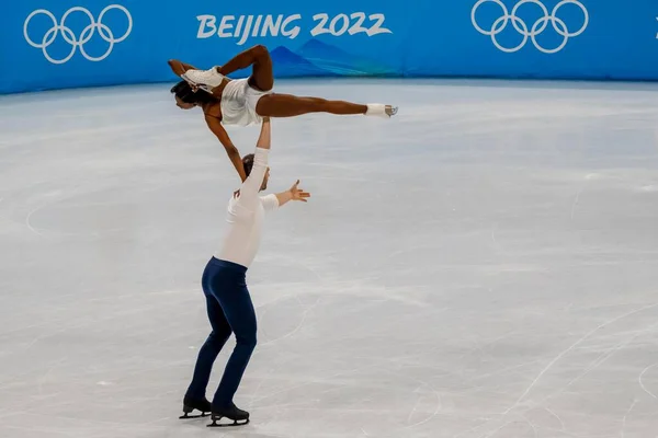 エリック ラドフォードとヴァネッサ ジェームズ Can 河北省北京で開催された2022年北京冬季オリンピックの間 首都屋内競技場でのペアフィギュアスケートショートプログラム競争で実行されます — ストック写真