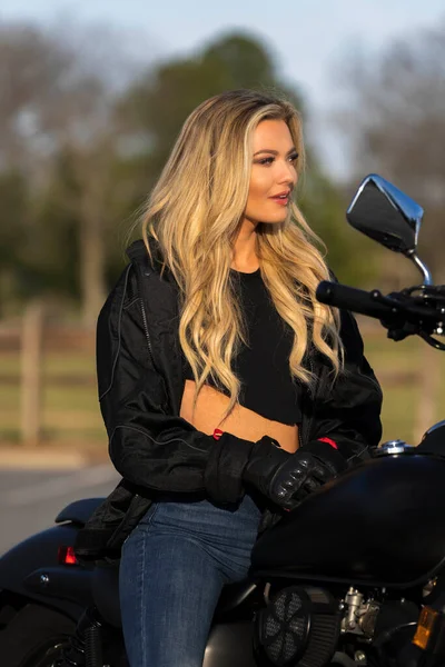 豪華なブロンドモデル楽しんでいます彼女のオートバイを運転しながら屋外 — ストック写真