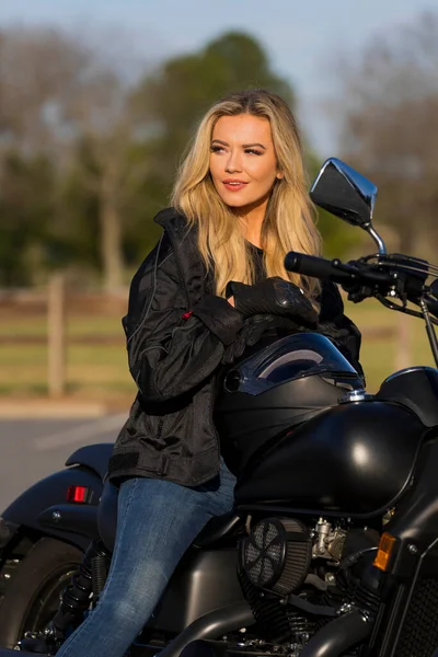 一个漂亮的金发模特骑摩托车时喜欢户外 — 图库照片