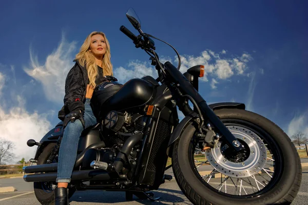 Gorgeous Blonde Model Enjoys Outdoors While Driving Her Motorcycle — Stock Photo, Image