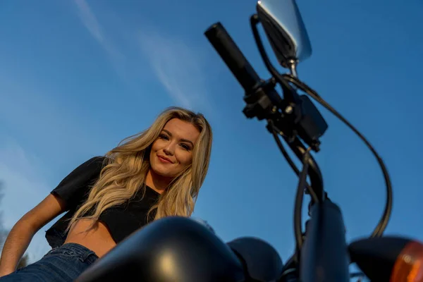 Egy Gyönyörű Szőke Modell Élvezi Szabadban Miközben Motorozik — Stock Fotó