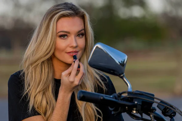 Egy Gyönyörű Szőke Modell Élvezi Szabadban Miközben Motorozik — Stock Fotó