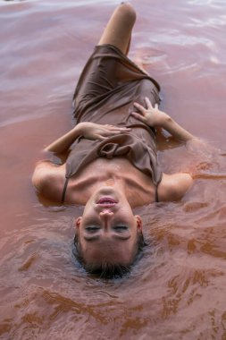 Muhteşem sarışın bir model gölde güzel bir gün geçiriyor.