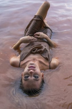 Muhteşem sarışın bir model gölde güzel bir gün geçiriyor.