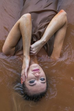 Muhteşem sarışın bir model gölde güzel bir gün geçiriyor.