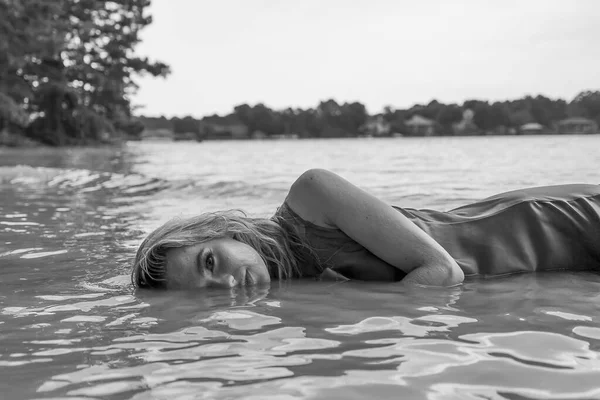 湖で一日を楽しむ豪華なブロンドモデル — ストック写真