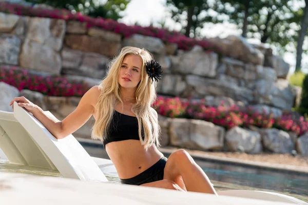 Egy Gyönyörű Szőke Bikini Modell Élvezi Nyári Napokat Medencénél — Stock Fotó