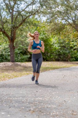 Güzel bir sarışın manken antrenmana hazırlanırken yaz gününün tadını çıkarır. 