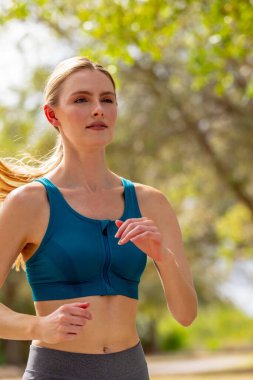 Güzel bir sarışın manken antrenmana hazırlanırken yaz gününün tadını çıkarır. 