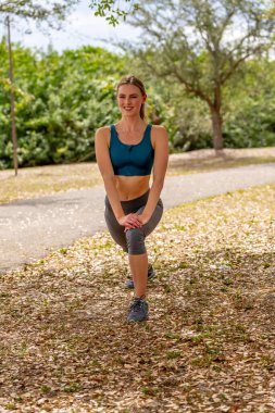 Güzel bir sarışın manken antrenmana hazırlanırken yaz gününün tadını çıkarır. 