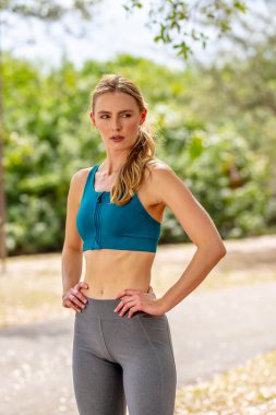 Güzel bir sarışın manken antrenmana hazırlanırken yaz gününün tadını çıkarır. 