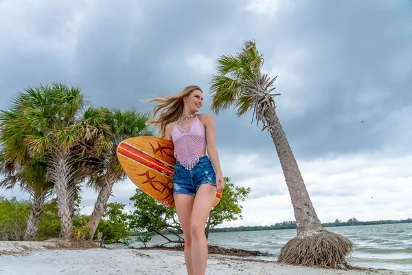 Beautiful Blonde Model Enjoys Summer Day While Preparing Surf Ocean — стоковое фото