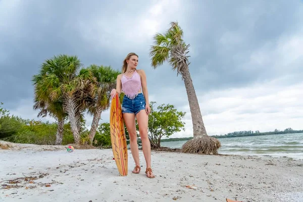 Krásná Blondýnka Model Letní Den Při Přípravě Surfovat Oceánu Svým — Stock fotografie