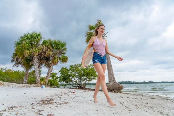 Krásná Blondýnka Model Letní Den Při Přípravě Surfovat Oceánu Svým — Stock fotografie