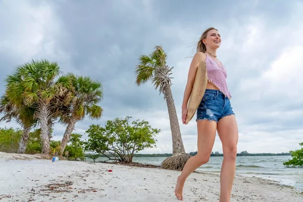 Krásná Blondýnka Model Letní Den Při Přípravě Surfovat Oceánu Svým — Stock fotografie