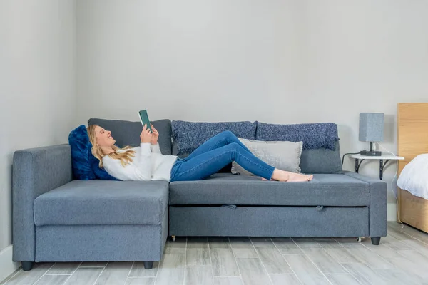 Hermosa Joven Disfrutando Tiempo Casa Mientras Lee Una Novela — Foto de Stock