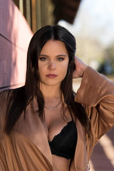 Gorgeous Brunette Model Poses Outdoors While Enjoying Autumn Weather — Stock Photo, Image