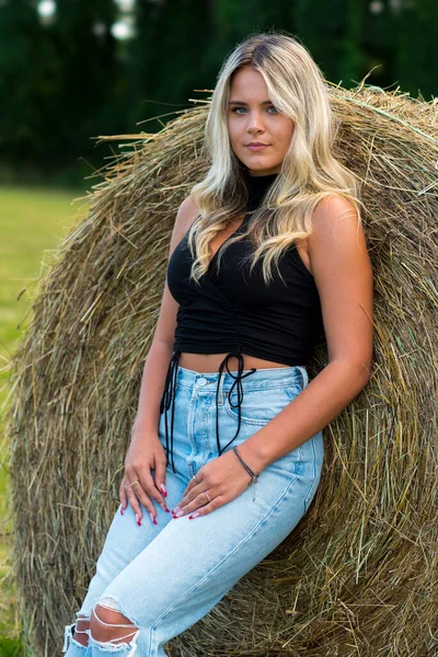 Une Magnifique Fille Fermière Blonde Pose Extérieur Dans Environnement Agricole — Photo